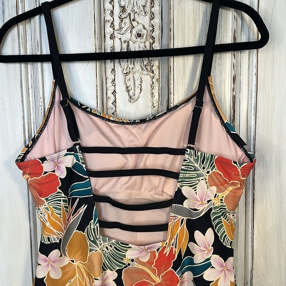Hurley NWOT Dark Floral One Piece Swimsuit Size XL Tropical Modest Hawaiian - Picture 8 of 11